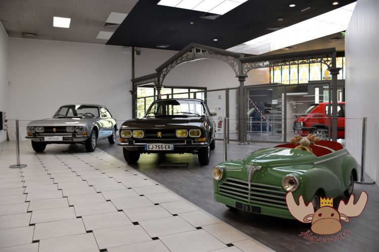 Älgbert in einem Spielzeug Peugeot 203, im Hintergrund Peugeot 504 und Peugeot 504 Coupe - Älgbert in a toy Peugeot 203, in the background a Peugeot 504 and a Peugeot 504 Coupe