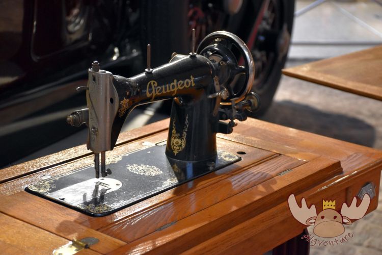Nähmaschine der Marke Peugeot im Musée de l’Aventure Peugeot | Peugeot brand sewing machine in the Musée de l’Aventure Peugeot