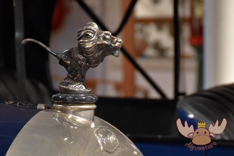 Kühlerfigur modeliert von René Baudichon (1923). Die Figur stellt einen zum Sprung ansetzenden Löwen dar. - Hood ornament modeled by René Baudichon (1923). The figure represents a lion preparing to jump.