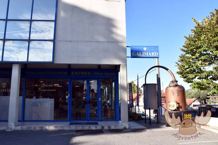 Auf diesem Bild ist die Parfümerie Galimard mit ihrem "Le Studio des Fragrances" zu sehen. | This picture shows the perfumery Galimard with its "Le Studio des Fragrances".