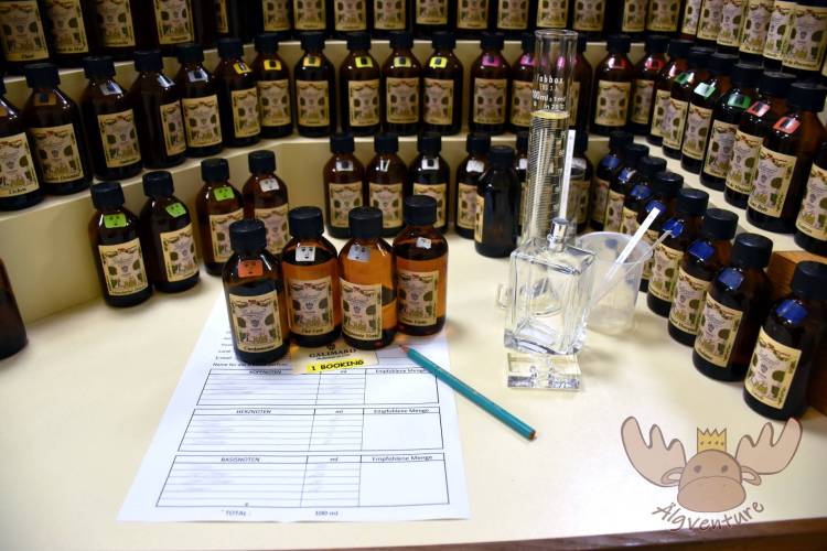 Auf diesem Bild ist der Arbeitsplatz zur Duftherstellung in der Parfümerie Galimard zu sehen. | In this picture you can see the fragrance production workplace at the Galimard perfumery.