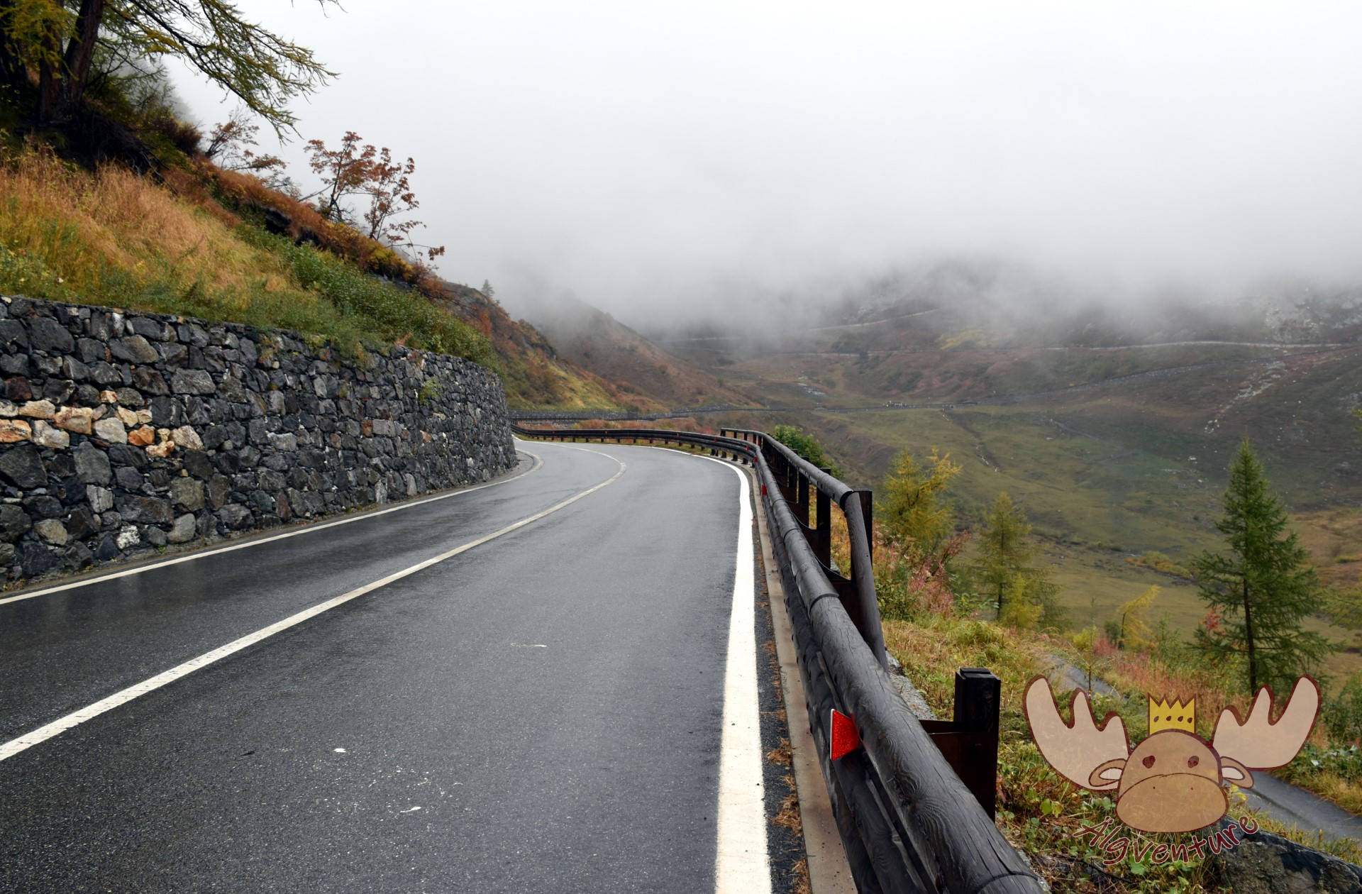 Nebelbedeckte Straße zum Pass Col du Grand Saint-Bernard. - Foggy road to the Col du Grand Saint-Bernard pass.