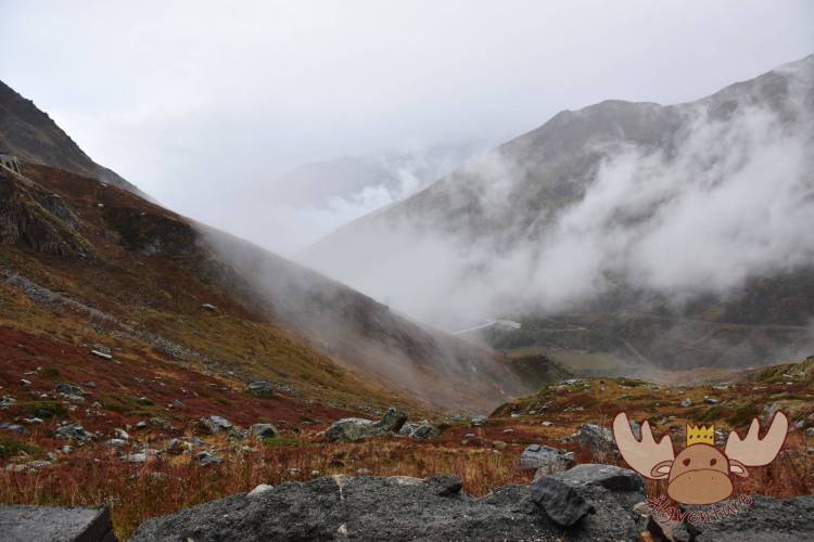 Ausblick über die Talstraße des Col du Grand Saint-Bernard in Richtung Italien. - View over the valley road of the Col du Grand Saint-Bernard towards Italy.