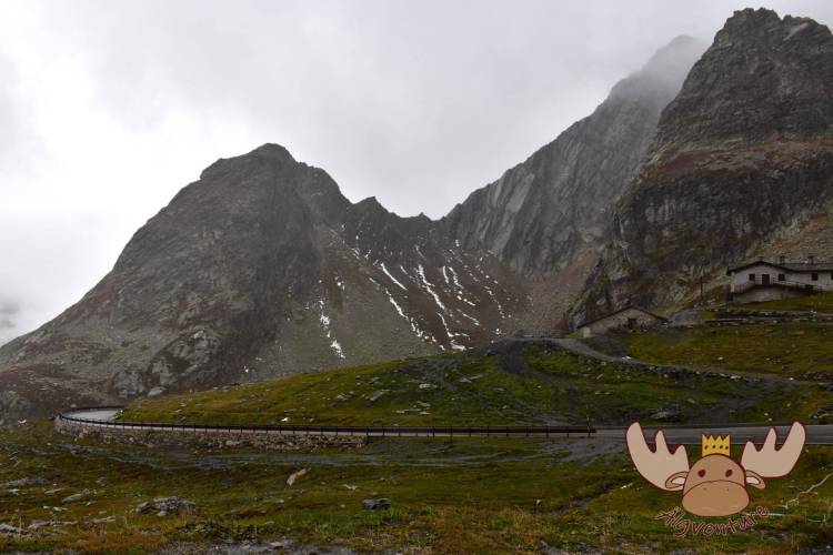 Kleiner Bauernhof inmitten der Berge auf dem Col du Grand Saint-Bernard. - Small farm in the middle of the mountains on the Col du Grand Saint-Bernard.