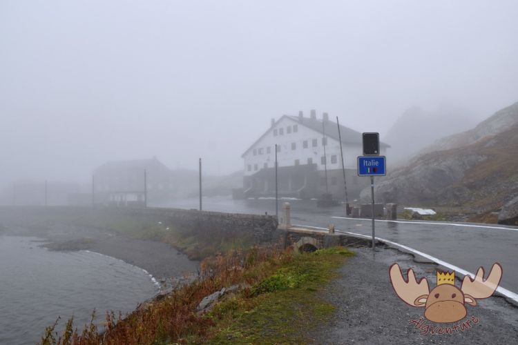Die Grenze zwischen Italien und der Schweiz auf dem Col du Grand Saint-Bernard. - The border between Italy and Switzerland on the Col du Grand Saint-Bernard.