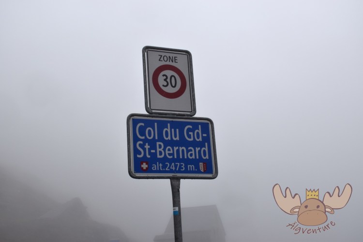 Der Grenzübergang am Col du Grand Saint-Bernard auf 2475 Höhenmetern. - The border crossing at the Col du Grand Saint-Bernard at 2475 metres altitude.