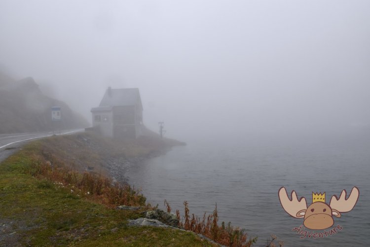 Die Grenze zwischen Italien und der Schweiz auf dem Col du Grand Saint-Bernard. - The border between Italy and Switzerland on the Col du Grand Saint-Bernard.