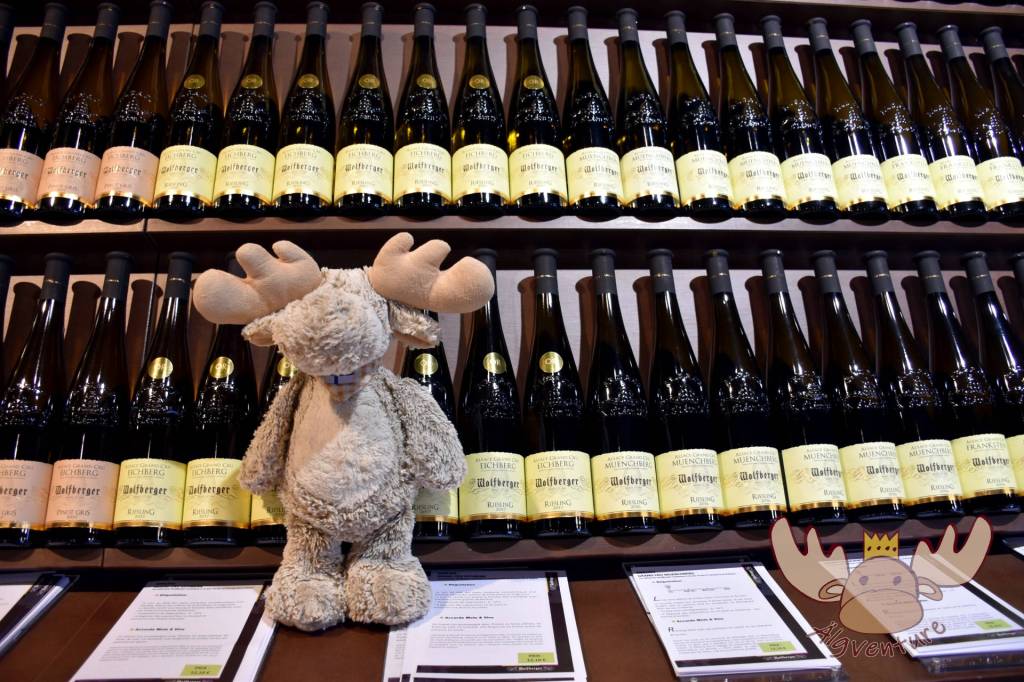 Weine der Winzergenossenschaft Wolfberger im Weinkeller Eguisheim. - Wines of the Wolfberger winegrowers' cooperative in the Eguisheim wine cellar.