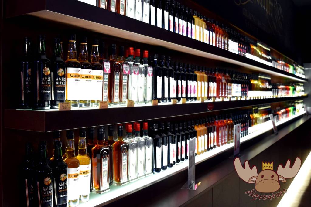 Erzeugnisse der Winzergenossenschaft Wolfberger im Weinkeller Eguisheim. - Products of the Wolfberger winegrowers' cooperative in the Eguisheim wine cellar.