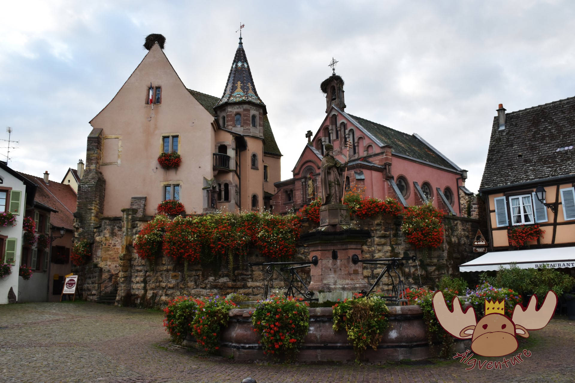 Der Stadtkern von Eguisheim mit der Burg und der Kapelle St. Leo IX. - The town centre of Eguisheim with the castle and the chapel of St. Leo IX.