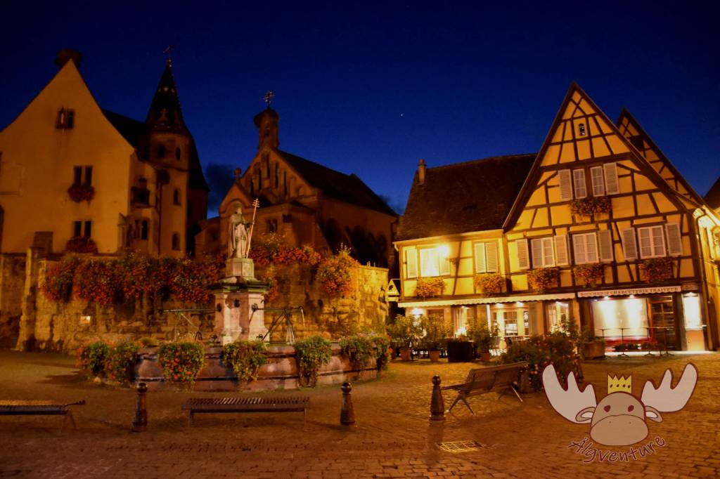 Der Stadtkern von Eguisheim mit der Burg und der Kapelle St. Leo IX. in der Nacht. - The town centre of Eguisheim with the castle and the chapel of St. Leo IX at night.