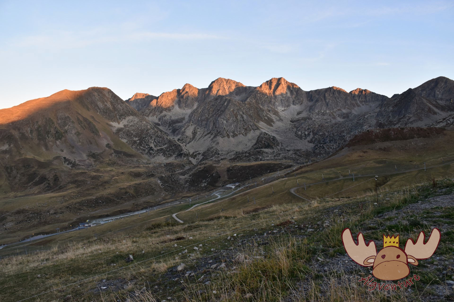 Die Straße nach Pas de la Casa im Abendschein. - The road to Pas de la Casa in the evening light.