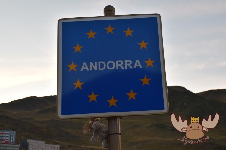 Schild an der Grenze zu Andorra. - Sign on the border with Andorra.