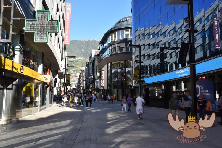 Einkaufsstraße Av. Carlemany in Andorra la Vella