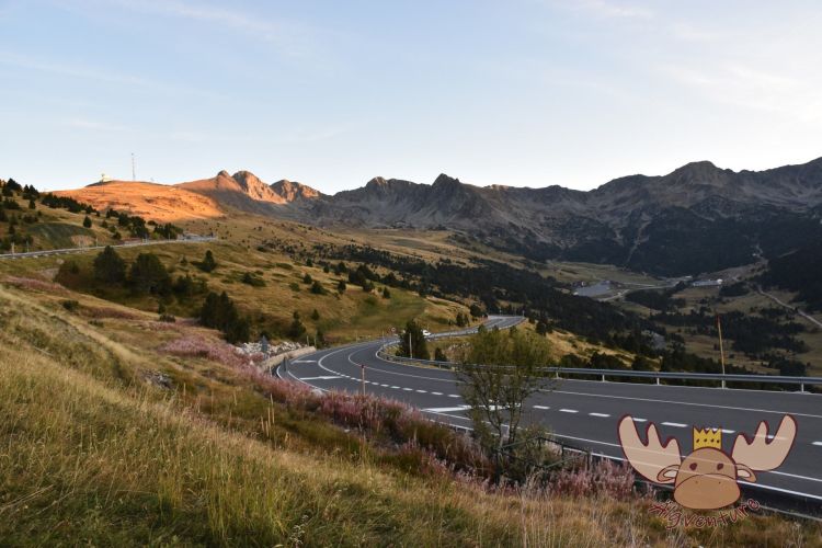 Die Bundesstraße CG-2 in Andorra im Abendlicht. - The federal highway CG-2 in Andorra in the evening light.