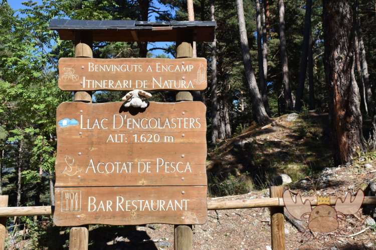 Wegweiser am Startpunkt der Wanderung um den Stausee Llac d'Engolasters in Andorra - Signpost at the starting point of the hike around the Llac d'Engolasters reservoir in Andorra