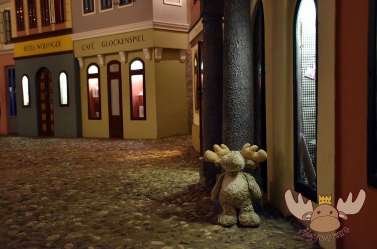 Größenvergleich mit Älgbert am Miniaturhauptplatz - Size comparison with Älgbert at the miniature version of the main square in Linz.