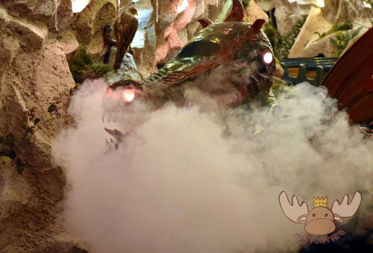 Der Drache Lenzibald zieht den Drachenzug durch die Zwergenwelt. - The dragon Lenzibald pulls the train wagons through the fairytale world of the dwarfs of Pöstlingberg.