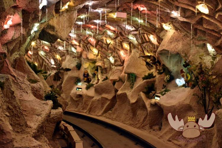 Fahrt durch den bunt erleuchteten Kristallstollen der Zwerge unter dem Pöstlingberg - Drive through the brightly lit crystal mine tunnel of the dwarfs under the Pöstlingberg.