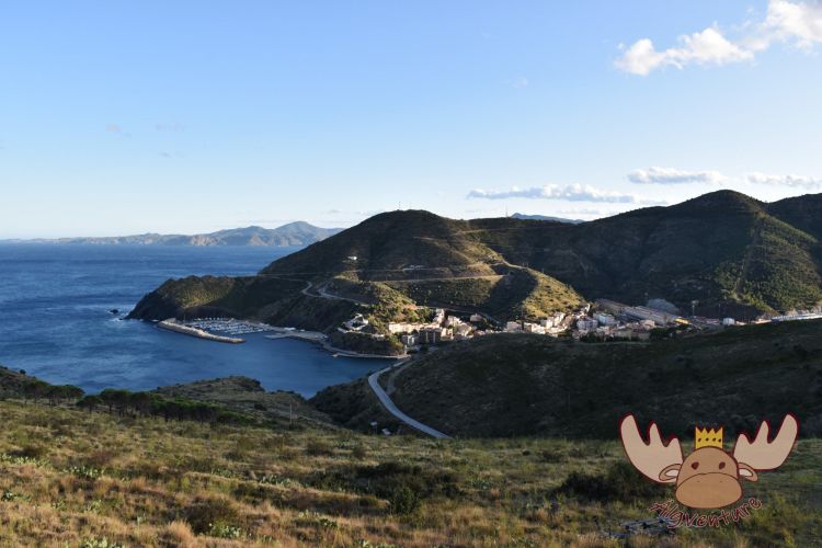 Ausblick vom Coll dels Belitres auf den kleinen Eisenbahnerort Portbou. - View of the small railway town of Portbou from the Coll dels Belitres.