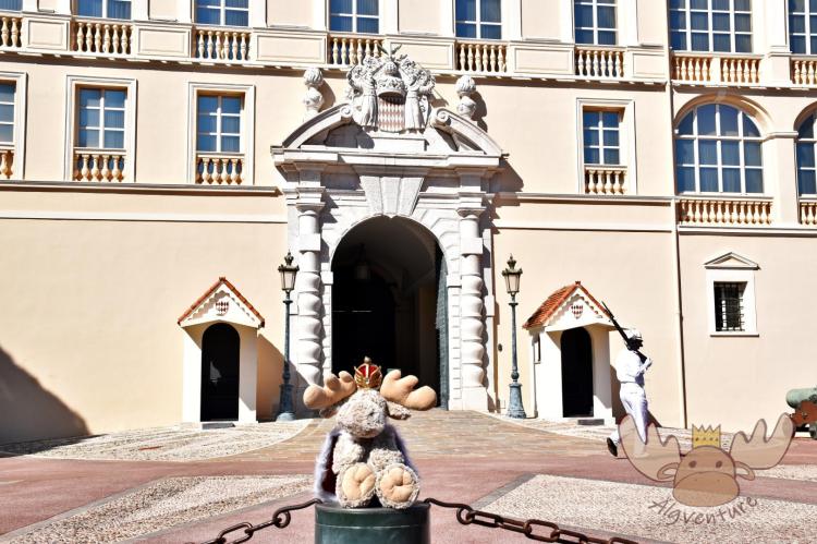 Älgbert posiert vor dem Eingang des Fürstenpalasts von Monaco. - Älgbert poses in front of the entrance to the Prince's Palace of Monaco.