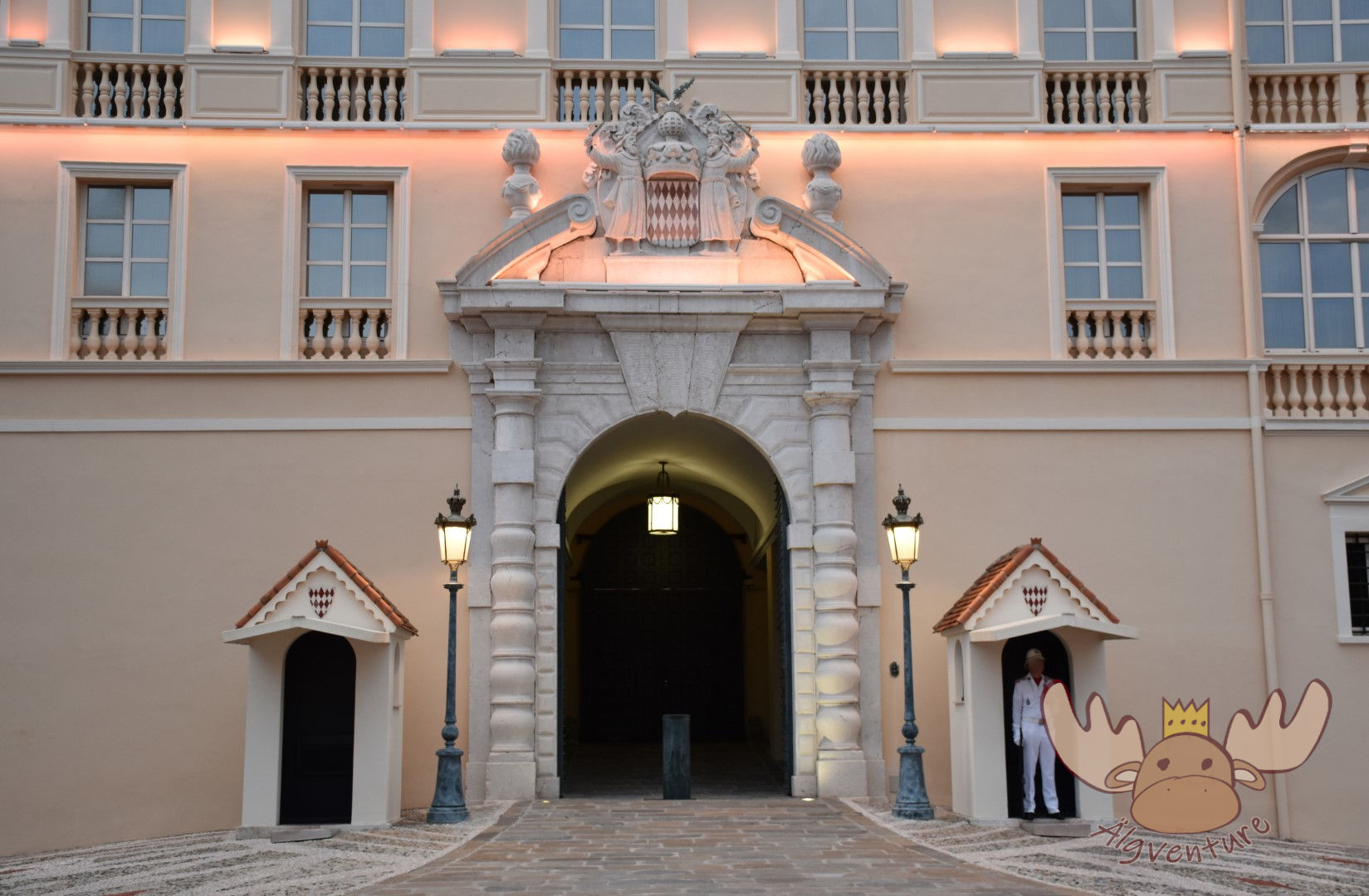 Der Haupteingang des Fürstenpalasts (Le Palais Princier ) in Monaco wird von Wachen bewacht. - The main entrance to Le Palais Princier in Monaco is guarded by guards.