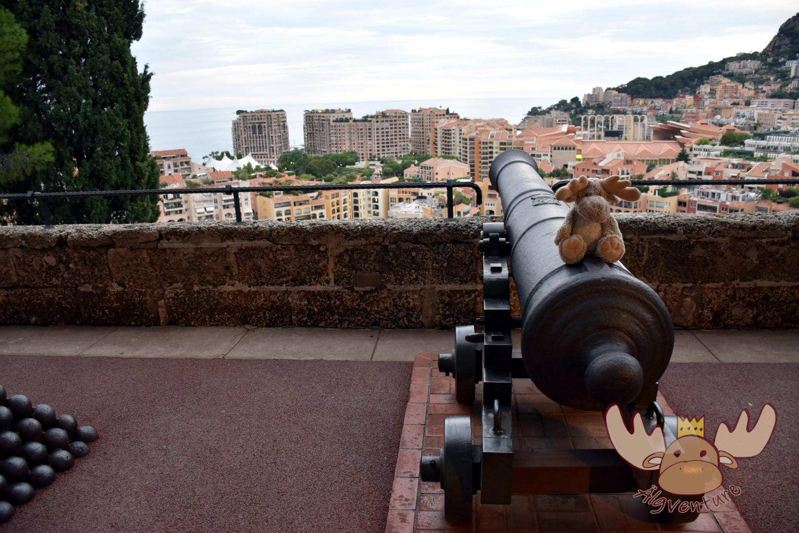 Ausblick vom Fürstenpalast (Le Palais Princier) von Monaco auf den Stadtteil Fontvieille. - View of the Fontvieille district from Le Palais Princier in Monaco.