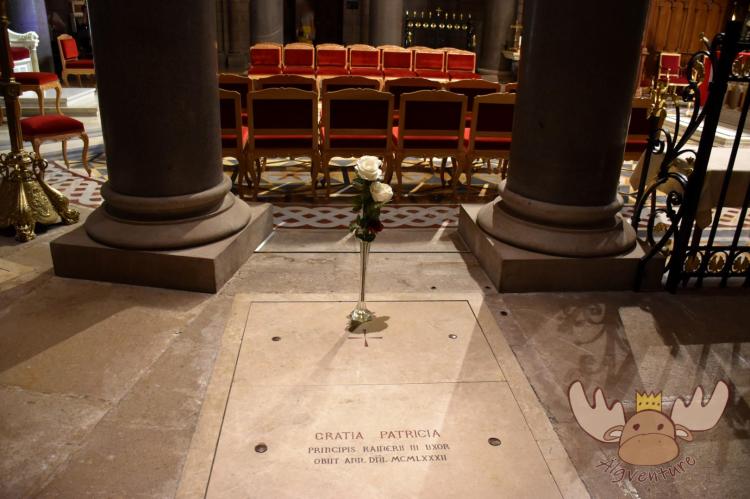 Grabstätte der ehemaligen US-amerikanischen Filmschauspielerin und späteren Fürstin Grace Patricia Kelly, auch bekannt unter Princesse Grace de Monaco beziehungsweise Grace Patricia Grimaldi. - Gravesite of the former US film actress and later Princess Grace Patricia Kelly, also known as Princesse Grace de Monaco or Grace Patricia Grimaldi.