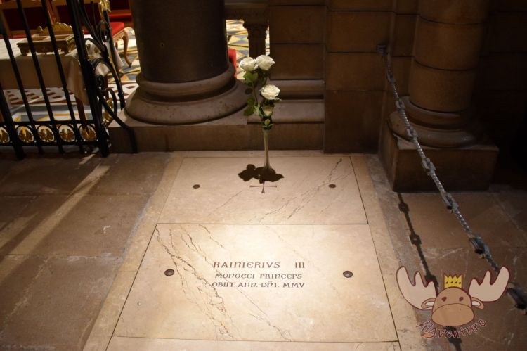 Grabstätte von Rainer III., dem von Mai 1949 bis März 2005 regierender Fürst von Monaco. - Gravesite of Rainer III, the Prince of Monaco who reigned from May 1949 to March 2005.