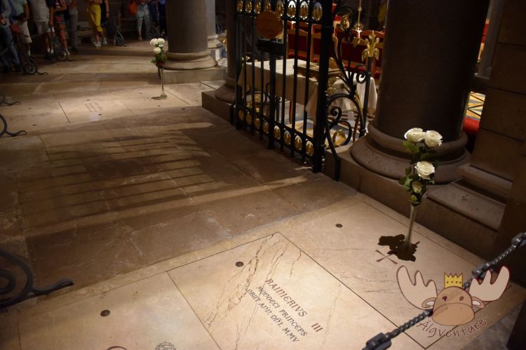Im Vordergrund ist die Grabstätte von Fürst III. zu sehen, im Hintergrund jene von Fürstin Gracia Patricia. - In the foreground is the tomb of Prince III, in the background that of Princess Gracia Patricia.