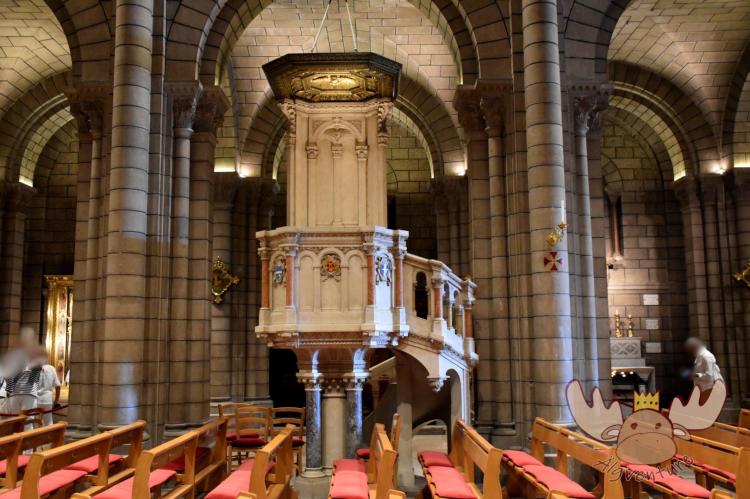Die Kanzel in der Kathedrale Notre-Dame-Immaculée in Monaco. - The pulpit in the Notre-Dame-Immaculée Cathedral in Monaco.