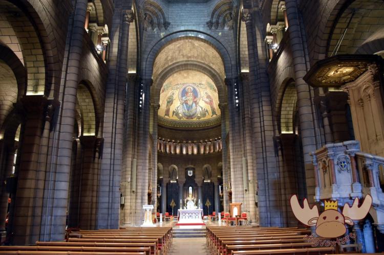 Blick auf den Altarraum der Kathedrale Notre-Dame-Immaculée von Monaco. - View of the chancel of Monaco's Notre-Dame-Immaculée Cathedral.