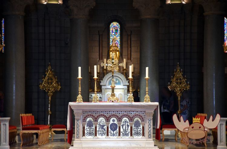 Blick auf den Altar der Kathedrale Notre-Dame-Immaculée von Monaco. - View of the altar of the Cathedral Notre-Dame-Immaculée of Monaco.