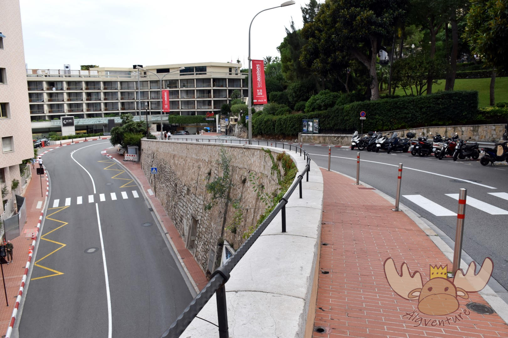 Die legendäre Kurve des Formel-1-Grand-Prix "Fairmont Hairpin" in Monaco. - The legendary curve of the Formula 1 Grand Prix "Fairmont Hairpin" in Monaco.