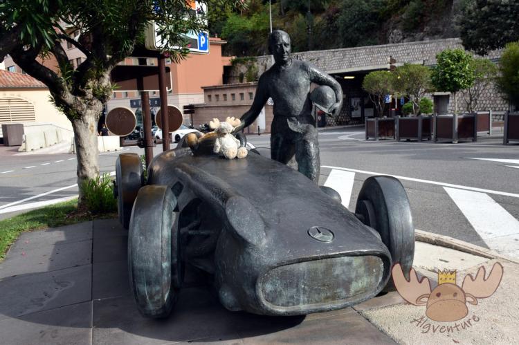Die in Monaco stehende Statue zu ehren von Juan Manuel Fangio, der die Anfangsjahre der Formel 1 prägte und fünfmal Weltmeister wurde. - The statue standing in Monaco in honour of Juan Manuel Fangio, who shaped the early years of Formula 1 and became world champion five times.
