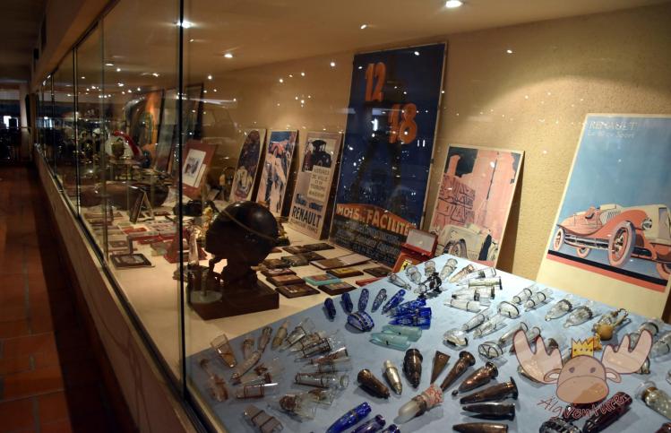 Collection de Voitures Anciennes de S.A.S. | verschiedene Blumenvasen für den Innenraum des Autos - various flower vases for the interior of the car