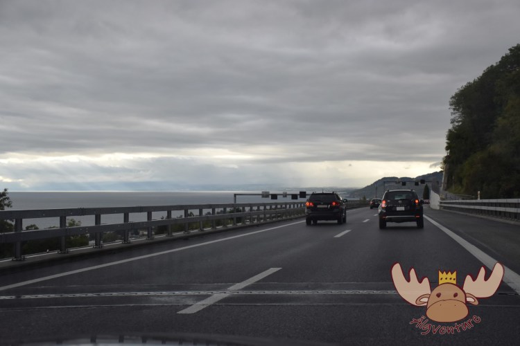 Fahrt auf der Autobahn entlang dem Genfersee. - Drive on the motorway along Lake Geneva.