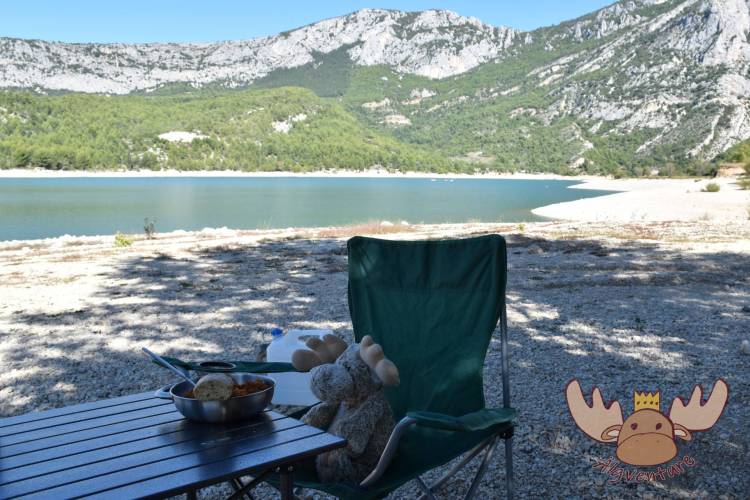 Der Lac de Sainte-Croix ist ein Stausee an der Verdonschlucht und ist bekannt wegen seines türkisblauen Wassers. - Lac de Sainte-Croix is a reservoir on the Verdon Gorge and is famous for its turquoise waters.