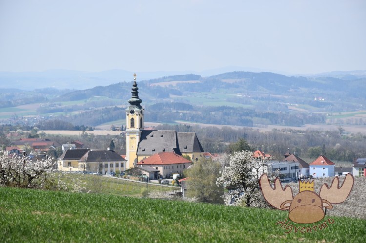 Blick auf den Ort Scharten mit der Wallfahrtskirche Maria Scharten. - View of the village of Scharten with the pilgrimage church of Maria Scharten.