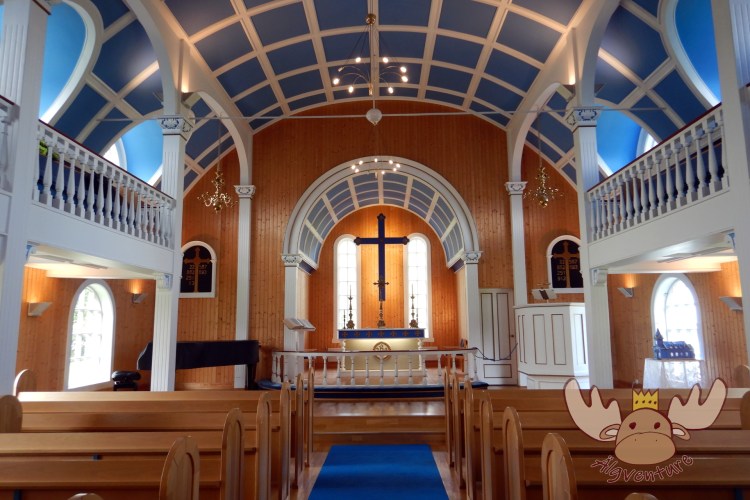 Innenansicht der blauen lutherische Kirche in der isländischen Stadt Seyðisfjörður. - Interior view of the blue Lutheran church in the Icelandic town of Seyðisfjörður.