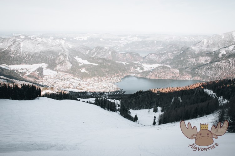 Atemberaubender Ausblick von der Bergstation der Zwölferhorn Seilbahn auf St. Gilgen - Breathtaking view of St. Gilgen from the mountain station of the Zwölferhorn cable car