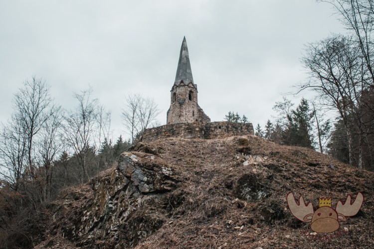 Die Kirchenruine der Burgkapelle Gossam "Burgkircherl" liegt leicht versteckt im Felbringtal in der Gemeinde Emmersdorf an der Donau. - The ruins of the Gossam Castle Chapel "Burgkircherl" are slightly hidden in the Felbring Valley in the municipality of Emmersdorf an der Donau.