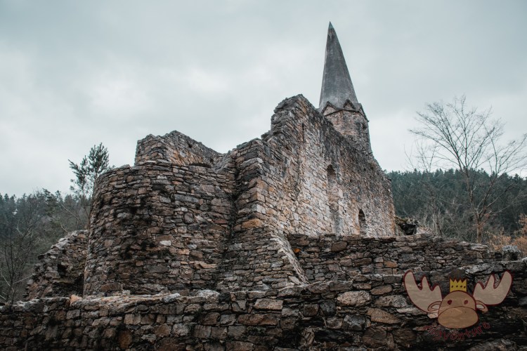 Die Kirchenruine der Burgkapelle Gossam "Burgkircherl" liegt leicht versteckt im Felbringtal in der Gemeinde Emmersdorf an der Donau. - The ruins of the Gossam Castle Chapel "Burgkircherl" are slightly hidden in the Felbring Valley in the municipality of Emmersdorf an der Donau.