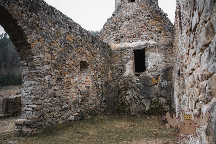 Die überreste der romanischen Burgkapelle zum hl. Pankraz in Gossam. - The remains of the Romanesque castle chapel of St. Pankraz in Gossam.