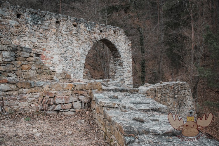 Die überreste der romanischen Burgkapelle zum hl. Pankraz in Gossam. - The remains of the Romanesque castle chapel of St. Pankraz in Gossam.