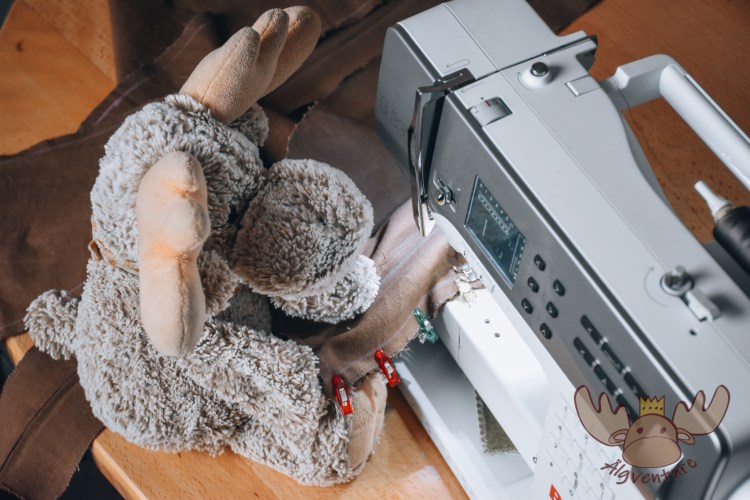 Wer einen normalen Kombi zu einem Micro-Wohnmobil umbauen möchte wird schnell feststellen, dass es kaum etwas fertig zu kaufen gibt. Wer jedoch handwerklich begabt ist, kann auch vieles selbst machen, wie etwa den Überzug der Matratze zu nähen. | If you want to convert a normal station wagon into a micro motorhome, you will quickly find that there is hardly anything that can be bought ready-made. However, if you are handy, you can do a lot yourself, such as sewing the cover of the mattress