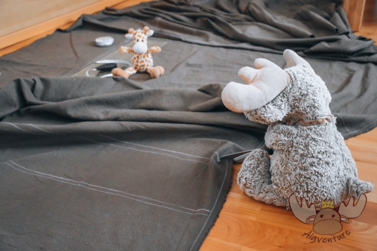 Wer einen normalen Kombi zu einem Micro-Wohnmobil umbauen möchte wird schnell feststellen, dass es kaum etwas fertig zu kaufen gibt. Wer jedoch handwerklich begabt ist, kann auch vieles selbst machen, wie etwa den Überzug der Matratze zu nähen. | If you want to convert a normal station wagon into a micro motorhome, you will quickly find that there is hardly anything that can be bought ready-made. However, if you are handy, you can do a lot yourself, such as sewing the cover of the mattress