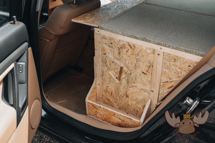 Alles passt und findet seinen Platz wo es hingehört bevor es wieder ausgebaut und mit Stoff überzogen wird. - Everything fits and finds its place where it belongs before it is removed again and covered with fabric.