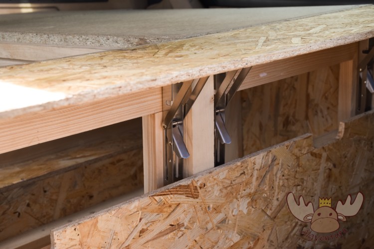 Um eine angenehme Liegeflächenlänge zu erreichen und gleichzeitig gemütlich beim Fahren sitzen zu können wurde ein komplizierter Klappmechanismus erdacht. Mit diesem war es möglich die Liegefläche auf eine Länge von 215cm zu verlängern. - A complicated folding mechanism was built to achieve a comfortable lying surface length and at the same time to be able to sit comfortably while driving. With this it was possible to extend the lying surface to a length of 215cm.