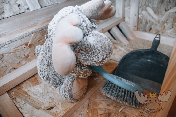 Wo gearbeitet wird, wird Mist produziert. - Where work is done, dust is produced.